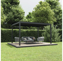 Pergola mit Gartenmöbeln auf einer Holzterrasse im Garten