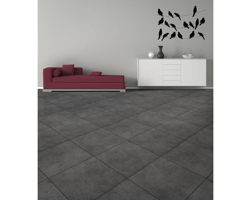 Wohnzimmer mit Liege, Sideboard und Dekoration an der Wand