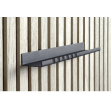 Schwarze Werkzeugleiste an einer Holzpaneelwand