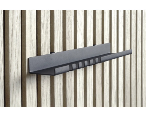 Schwarze Werkzeugleiste an einer Holzpaneelwand