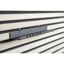 Graue Ablage an einer Holzpaneelwand