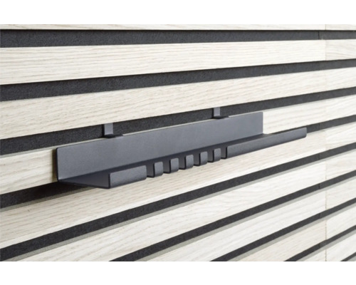 Graue Ablage an einer Holzpaneelwand