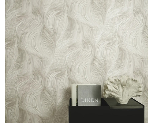 Strukturierte Tapete mit wellenförmigem Muster im Wohnraum