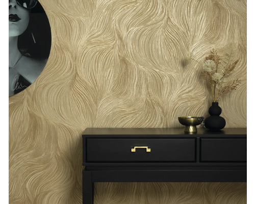 Goldene Struktur Tapete in einem Raum mit einer schwarzen Konsole