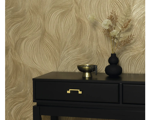 Dekorative Tapete mit gewelltem Muster hinter einem schwarzen Tisch mit goldener Schale und Vase