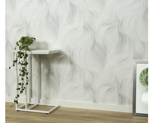 Wohnraum mit gemusterter Tapete und Beistelltisch