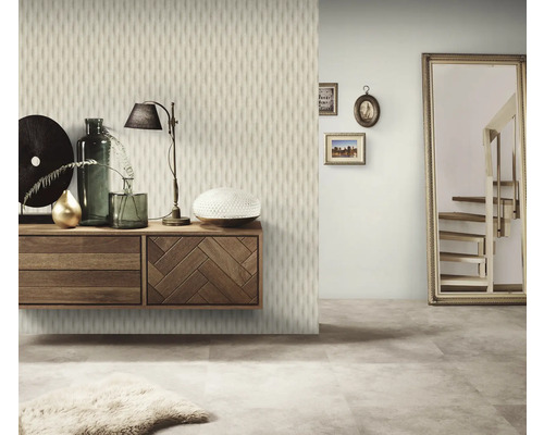 Wohnzimmer mit Holzkommode, Spiegel und Dekor