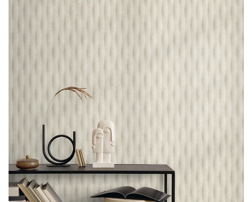 Wohnraum mit strukturierter Tapete und dekorativen Elementen auf einem Regal