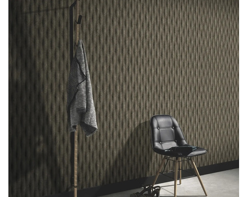 Raumansicht mit strukturierter Wandverkleidung, Stuhl und Garderobenständer