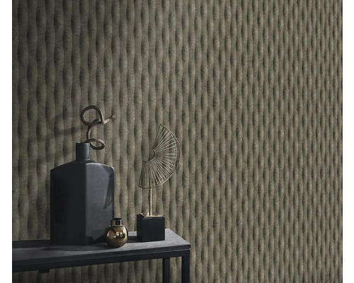 Dekorative Wand mit gewellter Oberfläche und dekorativen Elementen