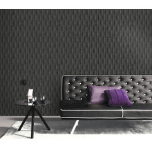 Wohnzimmer mit gemusterter Tapete, Sofa und Beistelltisch