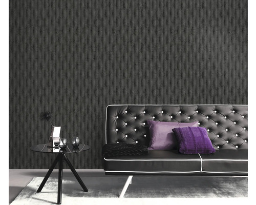 Wohnzimmer mit gemusterter Tapete, Sofa und Beistelltisch