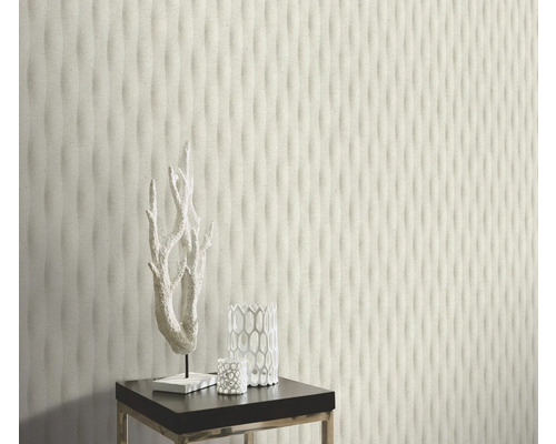 Dekorative Wandgestaltung mit einer 3D-Wandpaneele im Wellendesign.