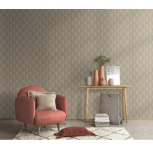 Wohnzimmer mit Sessel, Tisch und geometrischer Tapete