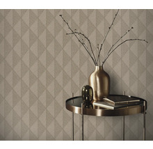 Nahaufnahme einer Wand mit geometrischer Tapete und einem Tisch mit Dekorationen
