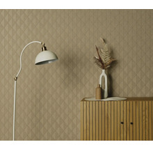 Raumansicht mit gemusterter Tapete, Stehlampe und Kommode mit Dekoration