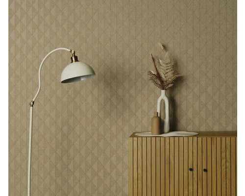 Raumansicht mit gemusterter Tapete, Stehlampe und Kommode mit Dekoration