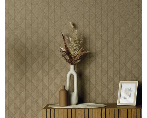 Dekoratives Interieur mit gemusterter Tapete, Vasen und Bilderrahmen auf einem Holzschrank