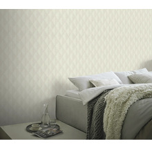 Schlafzimmer mit geometrischer Tapete, Bett und Nachttisch