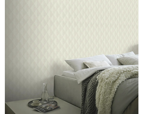 Schlafzimmer mit geometrischer Tapete, Bett und Nachttisch