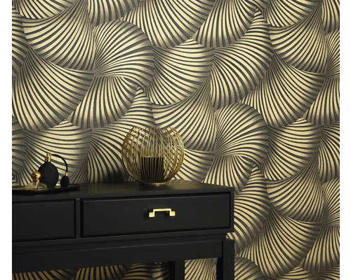 Szene mit einer Kommode und einer Tapete mit grafischem Muster