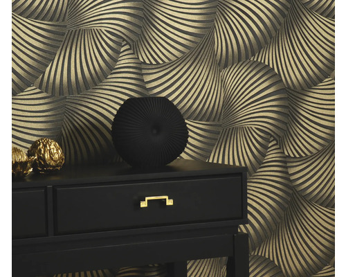 Schwarze Kommode mit Dekoration vor einer Wand mit grafischer Tapete