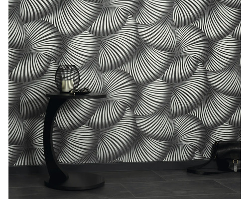 Raum mit gemusterter Tapete, Beistelltisch und Handtasche