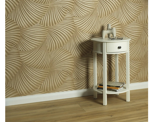 Zimmeransicht mit gemusterter Tapete und weißem Beistelltisch mit Dekoartikeln