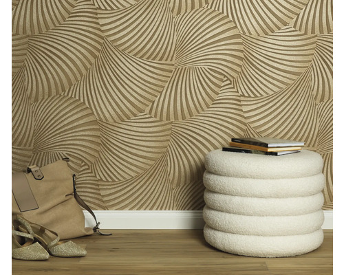 Szene mit gemusterter Tapete, Hocker, Schuhen und Tasche