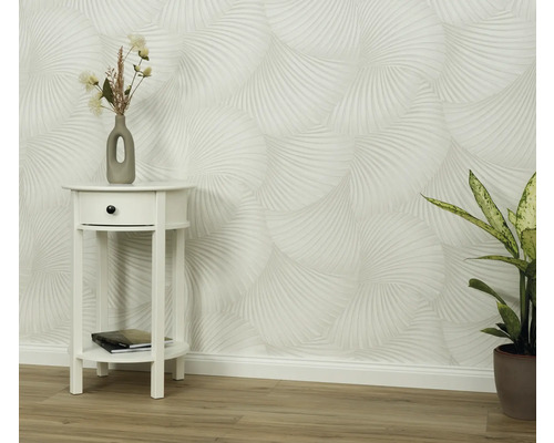 Szene mit gemusterter Tapete, Nachttisch und Zimmerpflanze.