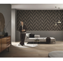 Modernes Wohnzimmer mit geometrischer Tapete, Sofa und Beistelltisch