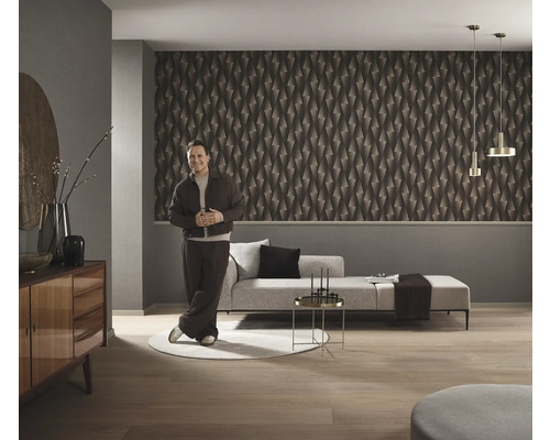 Modernes Wohnzimmer mit geometrischer Tapete, Sofa und Beistelltisch