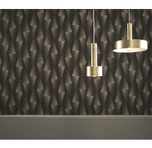 Raum mit geometrischer Tapete und zwei Pendelleuchten