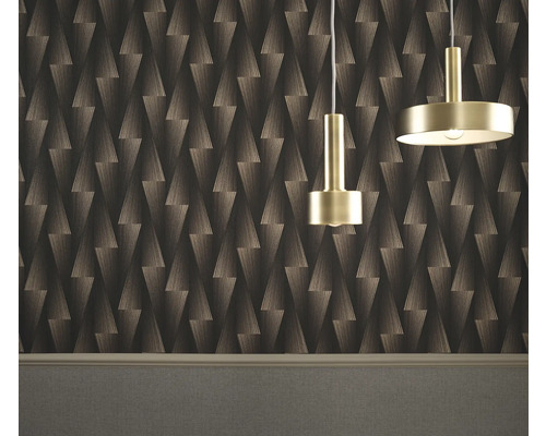 Raum mit geometrischer Tapete und zwei Pendelleuchten