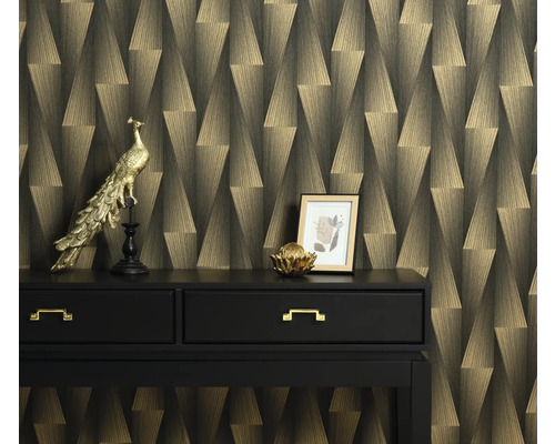 Szene mit einer Kommode mit dekorativen Gegenständen und einer gemusterten Tapete