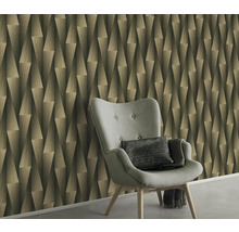 Wohnzimmer mit geometrischer Tapete und Sessel