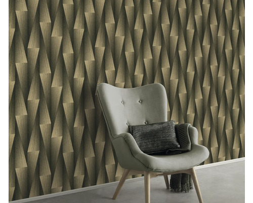 Wohnzimmer mit geometrischer Tapete und Sessel