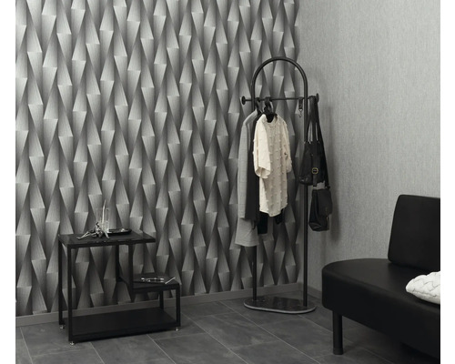 Szene mit geometrischer Tapete, Garderobenständer, Tisch und Bank