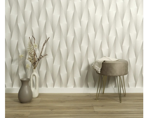 Heller Raum mit gemusterter Tapete, Vase und Hocker