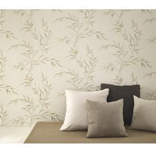 Tapete mit Pflanzenmuster und Kissen auf einer Bank