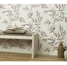 Dekoratives Interieur mit Tapete, Bank und Accessoires für ein gemütliches Zuhause.