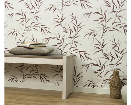 Dekoratives Interieur mit Tapete, Bank und Accessoires für ein gemütliches Zuhause.