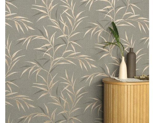 Tapete mit Bambusblattmuster an der Wand