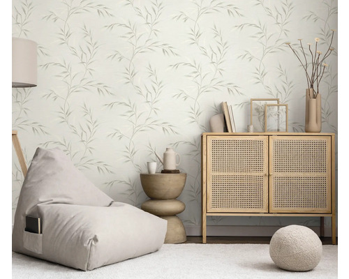 Heller Wohnraum mit Blättertapete, Sitzsack, Kommode und Beistelltisch