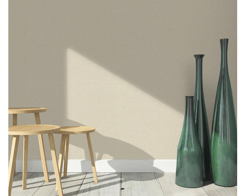 Szene mit drei Holzhockern und drei schlanken Dekovasen auf einem Holzboden vor einer Wand