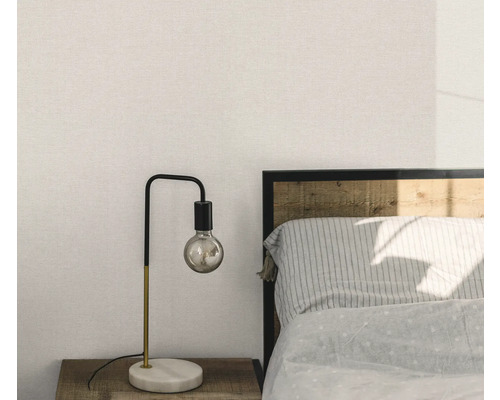 Schlafzimmer mit Nachttischlampe mit freiliegender Glühbirne