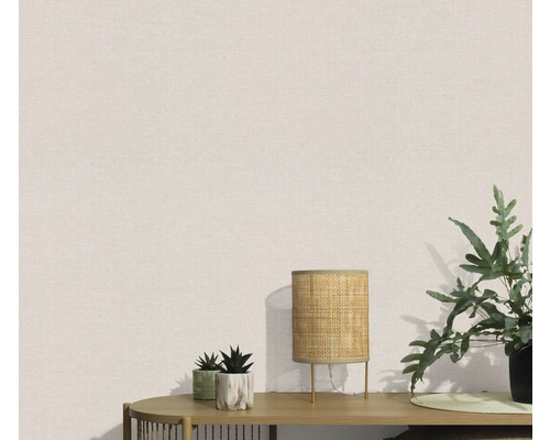 Tapete im Innenraum mit Pflanzen und einer Lampe