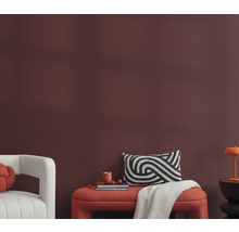 Wohnzimmer mit Sitzbank, Kissen und Dekoration vor einer Wand