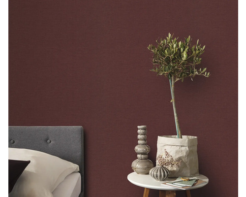 Schlafzimmer mit Bett, Nachttisch und dekorativer Wandtapete für ein gemütliches Ambiente.