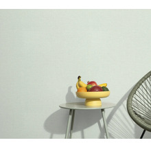 Heller Raum mit Tisch, Obstschale und Stuhl